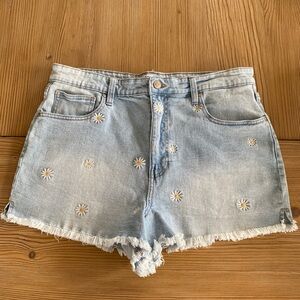 Light Blue celebrity pink Daisy Embroidered Denim Shorts. Size 17/33